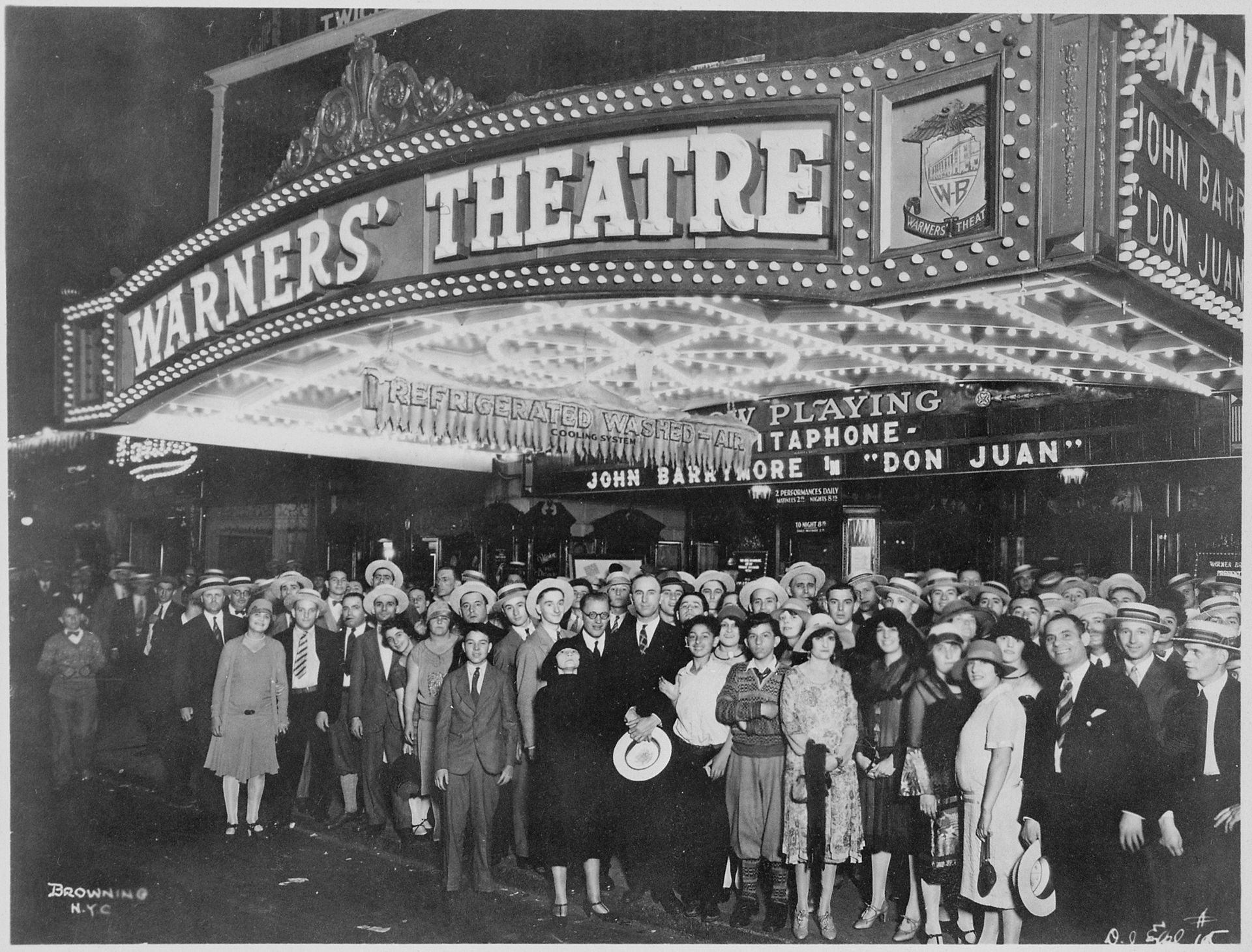 First-nighters_posing_for_the_camera_outside_the_Warners'_Theater_before_the_premiere_of_-Don_Juan-_with_John_Barrymore,_-_NARA_-_535750.jpg