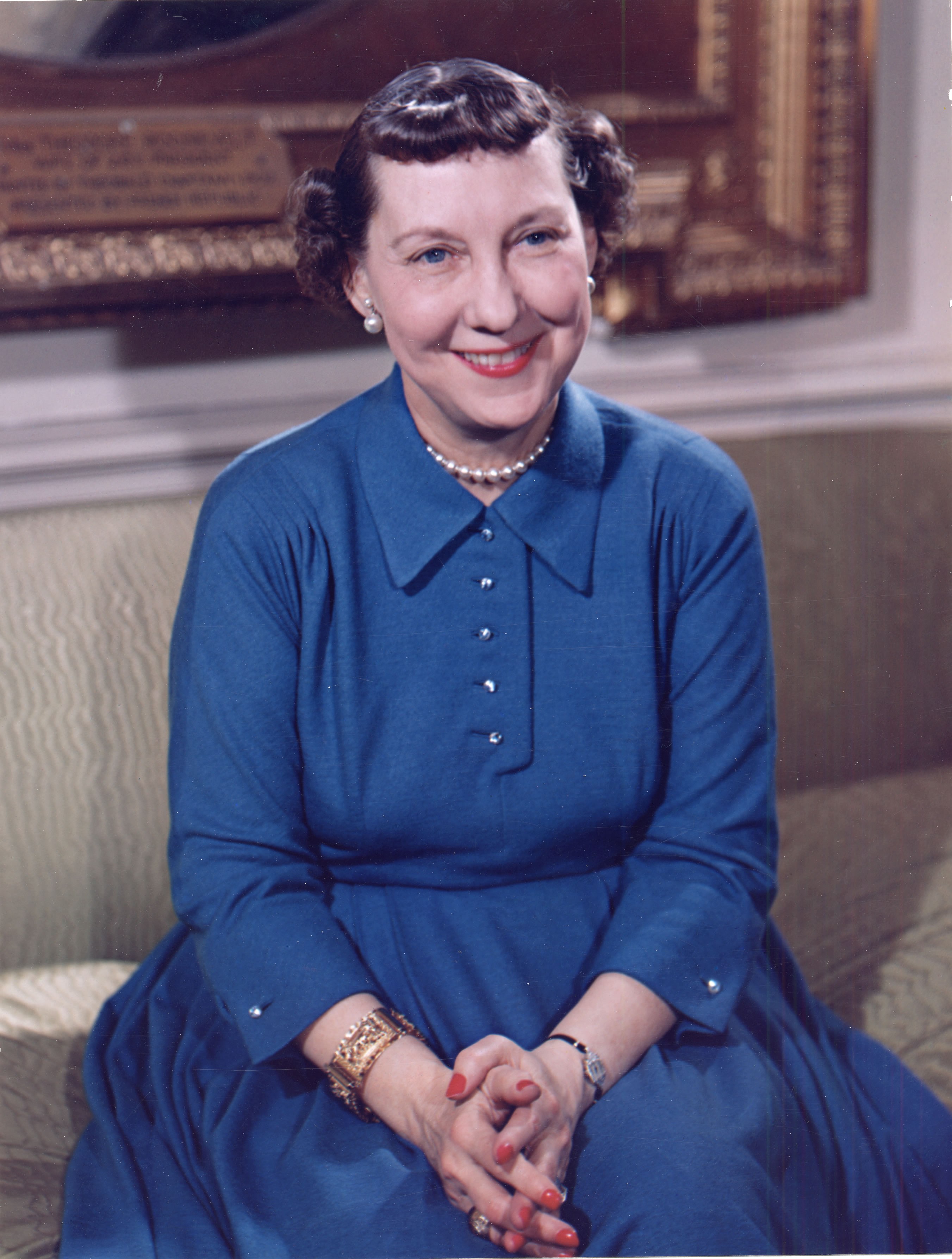 Mamie_Eisenhower_color_photo_portrait,_White_House,_May_1954.jpg